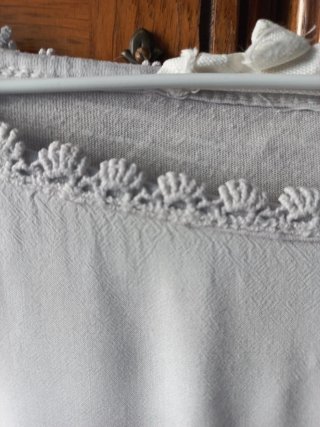 Camisola blanca grisacea mujer