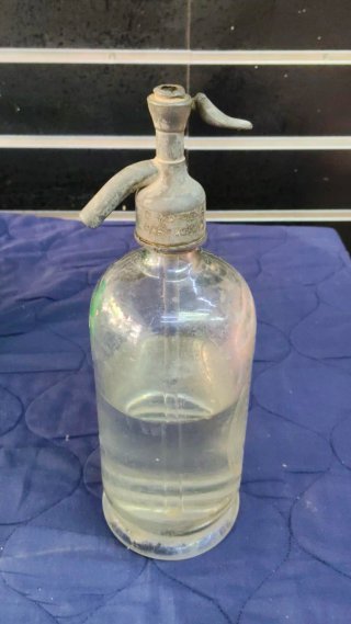 Sifón de vidrio con grifo de metal