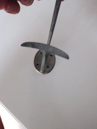 Colgador antiguo de metal