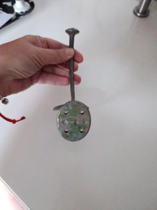 Colgador antiguo de metal