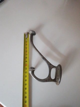 Colgador antiguo de metal