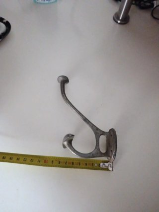 Colgador antiguo de metal