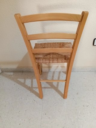 4 Sillas de madera con asiento de enea