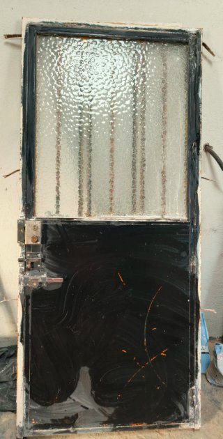 Puerta hierro con cristalera y cerradura