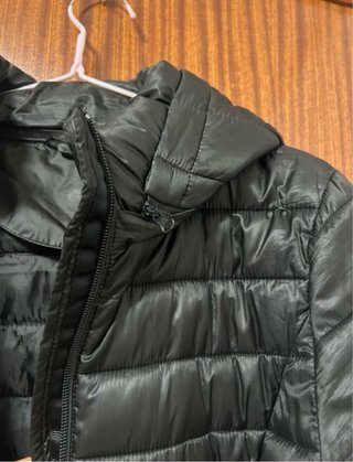 Chaqueta acolchada negra con capucha