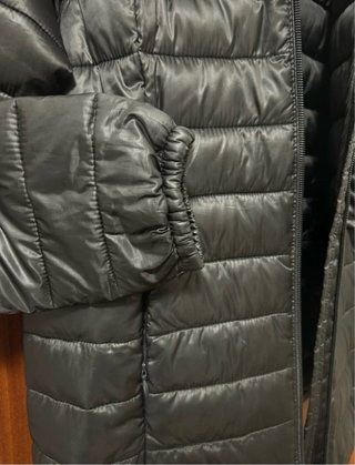 Chaqueta acolchada negra con capucha