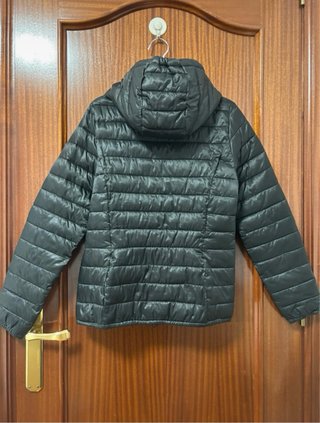 Chaqueta acolchada negra con capucha