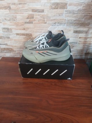Zapatillas Adidas grises y naranjas