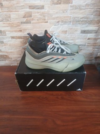 Zapatillas Adidas grises y naranjas