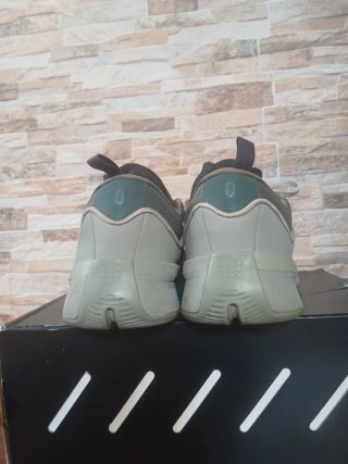 Zapatillas Adidas grises y naranjas