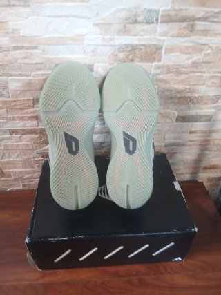 Zapatillas Adidas grises y naranjas
