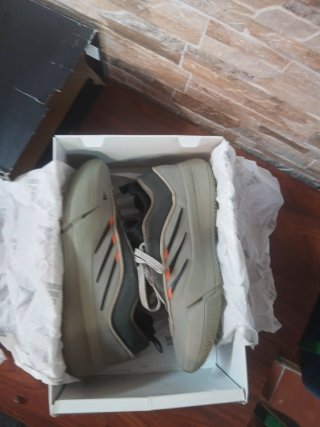 Zapatillas Adidas grises y naranjas
