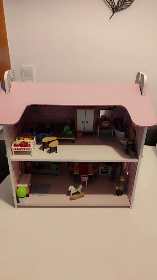 Casa de muñecas con muebles