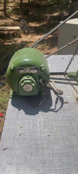 Máquina de coser industrial verde