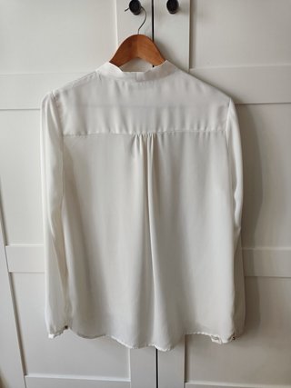 Camisa blanca vaporosa con lazada
