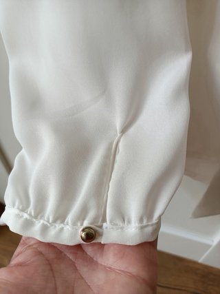 Camisa blanca vaporosa con lazada