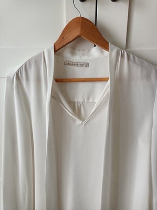 Camisa blanca vaporosa con lazada