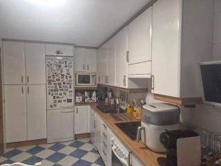 Muebles de cocina blancos y madera