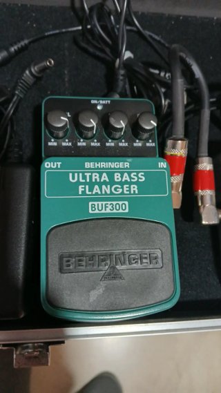 Pedalera Stagg para bajo.
