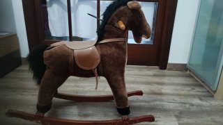 Caballito de peluche marrón
