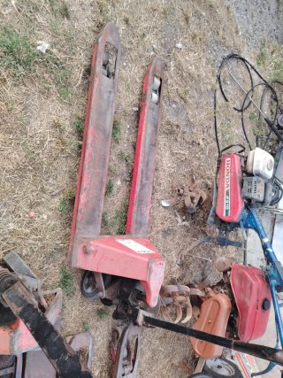 Transpaleta manual roja