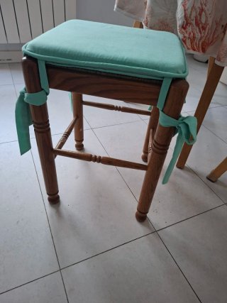 Taburetes de cocina madera y nea. 12€ cada uno