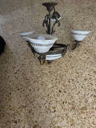 Lámpara de techo dorada y blanca