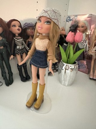 Muñeca Bratz con gorro y falda
