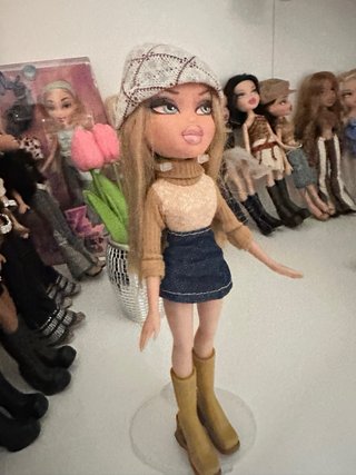 Muñeca Bratz con gorro y falda