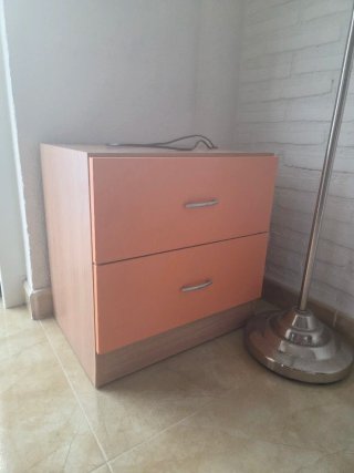 Mesita de noche madera y naranja