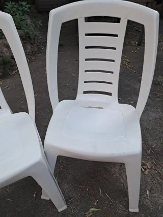 2 Sillas de Plástico Blancas