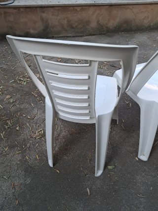 2 Sillas de Plástico Blancas
