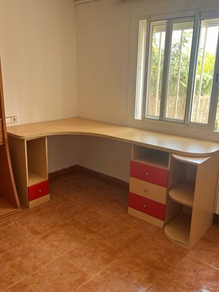 Scrivania angolare in legno e rosso