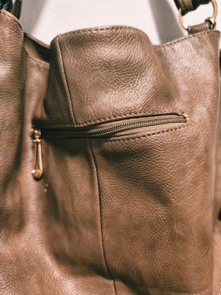 Bolso de hombro o bandolera marrón