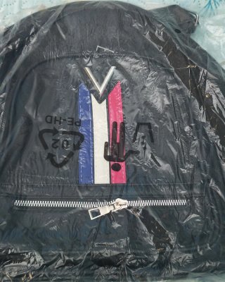 Mochila negra mujer con detalle V nuevo.