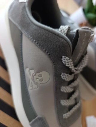 Zapatillas Scalpers grises y blancas