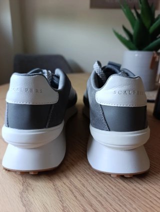 Zapatillas Scalpers grises y blancas