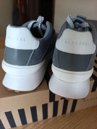 Zapatillas Scalpers grises y blancas