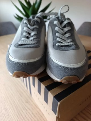 Zapatillas Scalpers grises y blancas