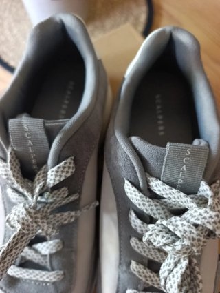 Zapatillas Scalpers grises y blancas