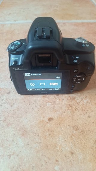 cámara Sony Alpha 230 con accesorios