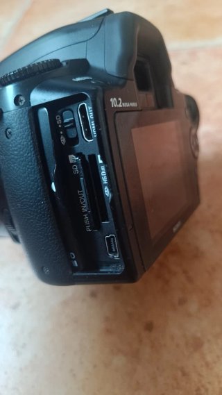 cámara Sony Alpha 230 con accesorios