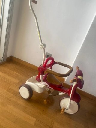 Triciclo infantil rojo y blanco