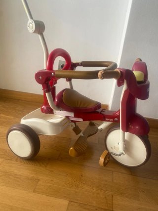 Triciclo infantil rojo y blanco