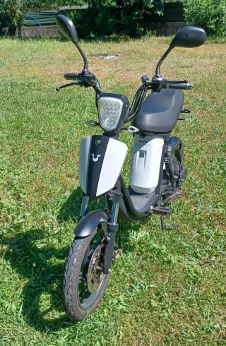Bici-moto eléctrica negra