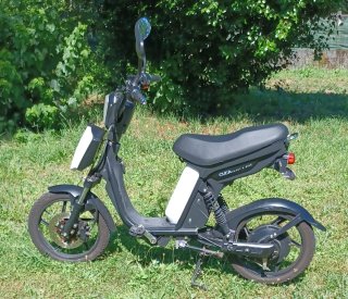 Bici-moto eléctrica negra