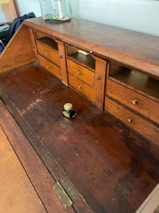 Buró antiguo madera abatible con tapete de cuero