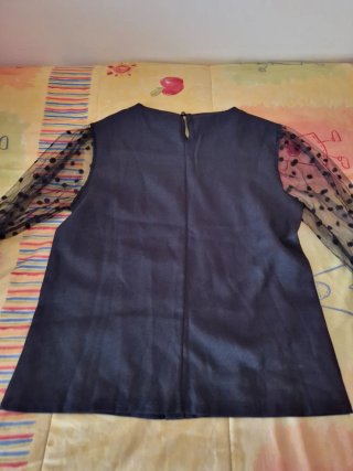 Camiseta negra manga transparente lunares