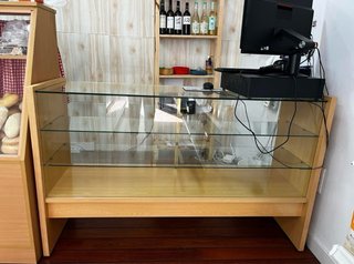 Mostrador de tienda de madera y cristal