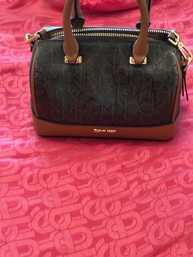 Bolso Calvin Klein Marrón Logo Barril Correa